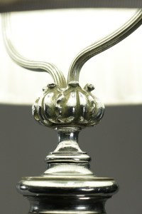 Lampadaire en métal chromé du début du XXème siècle de style Louis XVI.
