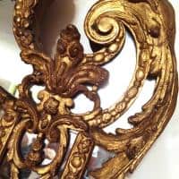Miroir d&#039;époque Régence, bois sculpté et doré, France, première moitié du XVIIIe siècle