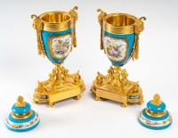 Garniture De Cheminée Louis XVI à Sujet De Pastorales Sentimentales. Bronze doré et porcelaine