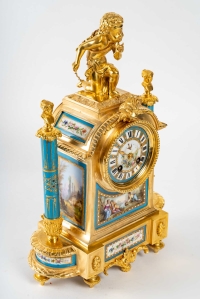 Garniture De Cheminée Louis XVI à Sujet De Pastorales Sentimentales. Bronze doré et porcelaine