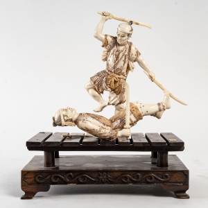Sculpture japonaise en ivoire de Mammouth sur socle en bois, Fin XIXème siècle|||||||||