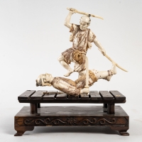Sculpture japonaise en ivoire de Mammouth sur socle en bois, Fin XIXème siècle