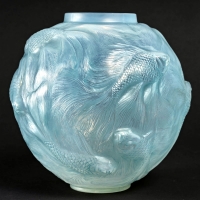 Vase &quot;Formose&quot; verre opalescent double couche patiné bleu de René LALIQUE
