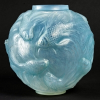 Vase &quot;Formose&quot; verre opalescent double couche patiné bleu de René LALIQUE