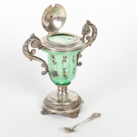 Set de confiturier en opaline vert émaillé du XIXème siècle avec base en argent