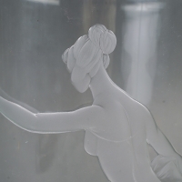 Vase en cristal taillé et gravé, décor d’une danseuse gravé, signé, XXème siècle.