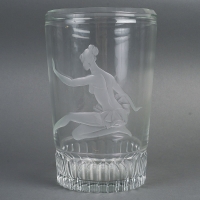 Vase en cristal taillé et gravé, décor d’une danseuse gravé, signé, XXème siècle.