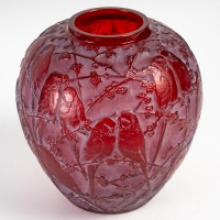 Vase &quot;Perruches&quot; verre rouge double couche patiné blanc de René LALIQUE