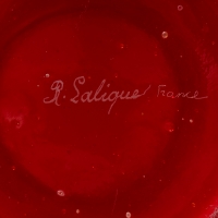 Vase &quot;Perruches&quot; verre rouge double couche patiné blanc de René LALIQUE