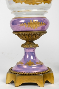 Paire de vases couverts en porcelaine et bronze doré