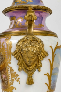 Paire de vases couverts en porcelaine et bronze doré