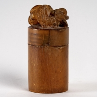 Boîte à opium en corne décorée de deux chiens fô Indochine 1900