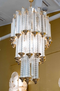Belle paire de lustres avec tubes en Verre de Murano et métal doré.