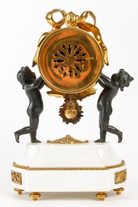 Pendule De Style Louis XVI En Bronze Doré Et Patiné.