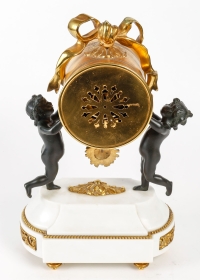 Pendule De Style Louis XVI En Bronze Doré Et Patiné.