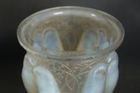 RENE LALIQUE (1860-1945) Vase &quot;Ceylan&quot; dit aussi  &quot;Huit Perruches&quot; opalescent