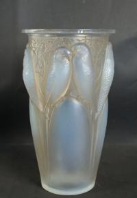 RENE LALIQUE (1860-1945) Vase &quot;Ceylan&quot; dit aussi  &quot;Huit Perruches&quot; opalescent