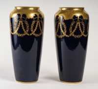 Paire de vases Bleu Sèvres signés. Fin XIXème