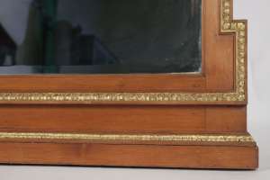 Miroir en bois et stuc doré de forme néoclassique de la fin du XIXème siècle.