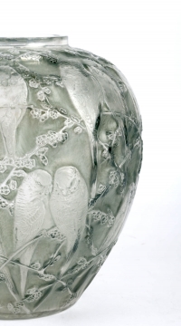 Vase &quot;Perruches&quot; verre blanc patiné gris-vert de René LALIQUE