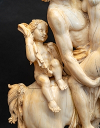 L&#039;enlèvement de Déjanire par Nessus en ivoire, XIXème siècle