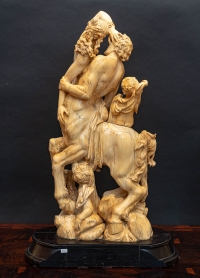 L&#039;enlèvement de Déjanire par Nessus en ivoire, XIXème siècle