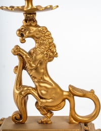 Paire de bougeoirs en bronze, décors de chimères XIXème siècle. Époque Napoléon III