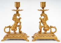 Paire de bougeoirs en bronze, décors de chimères XIXème siècle. Époque Napoléon III