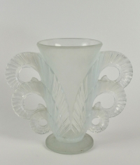 Pierre D&#039;Avesn (1901-1990) vase opalescent