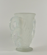 Pierre D&#039;Avesn (1901-1990) vase opalescent