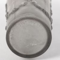 Flacon &quot;Pan&quot; verre blanc patiné gris de René LALIQUE
