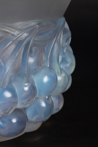 Vase « Cerises » verre opalescent de René LALIQUE