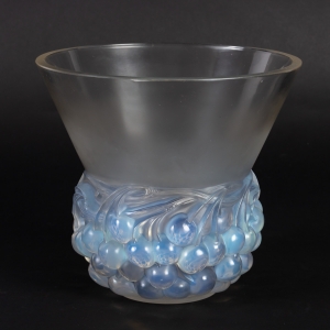 Vase « Cerises » verre opalescent de René LALIQUE|||||||