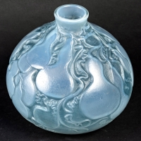 Vase &quot;Courges&quot; verre opalescent double couche patiné bleu de René LALIQUE