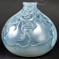 Vase &quot;Courges&quot; verre opalescent double couche patiné bleu de René LALIQUE