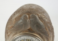 RENÉ LALIQUE (1860-1945) Pendule « Deux colombes »