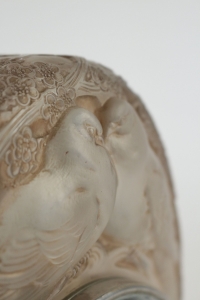RENÉ LALIQUE (1860-1945) Pendule « Deux colombes »