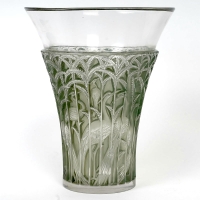 Vase &quot;Ibis&quot; verre blanc patiné vert de René LALIQUE