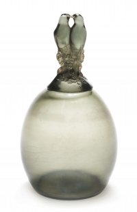 RENÉ LALIQUE (1860 1945) :Vase &quot;Tourterelles&quot; Teinté Gris