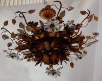 1970′ Plafonnier ou Applique à Décor de Fleurs et Feuilles en Métal Doré Style Maison Baguès Feuilles en Verre 15 Ampoules