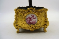 Cache-pot En Régule Doré et petites plaques de porcelaine XIXème