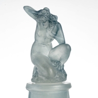 Vase &quot;Méplat Sirènes Avec Bouchon Figurine&quot; verre blanc patiné bleu de René LALIQUE