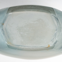Vase &quot;Méplat Sirènes Avec Bouchon Figurine&quot; verre blanc patiné bleu de René LALIQUE
