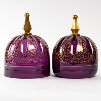 Paire de cloches violettes réhaussées d&#039;or, XIXème siècle