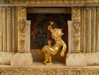 Pendule d&#039;époque Louis XVI en bronze et albâtre sculpté