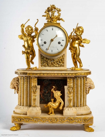 Pendule d&#039;époque Louis XVI en bronze et albâtre sculpté||||||||
