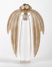 Flacon &quot;Bouchon Eucalyptus&quot; verre blanc patiné sépia de René LALIQUE