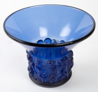 Vase &quot;Farandole&quot; verre bleu saphir de René LALIQUE