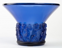 Vase &quot;Farandole&quot; verre bleu saphir de René LALIQUE