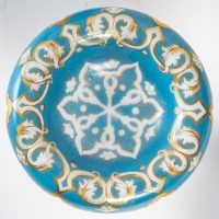 Rare pendule en porcelaine émaillée en argent et une paire de coupe en opaline blanche, XIXème siècle